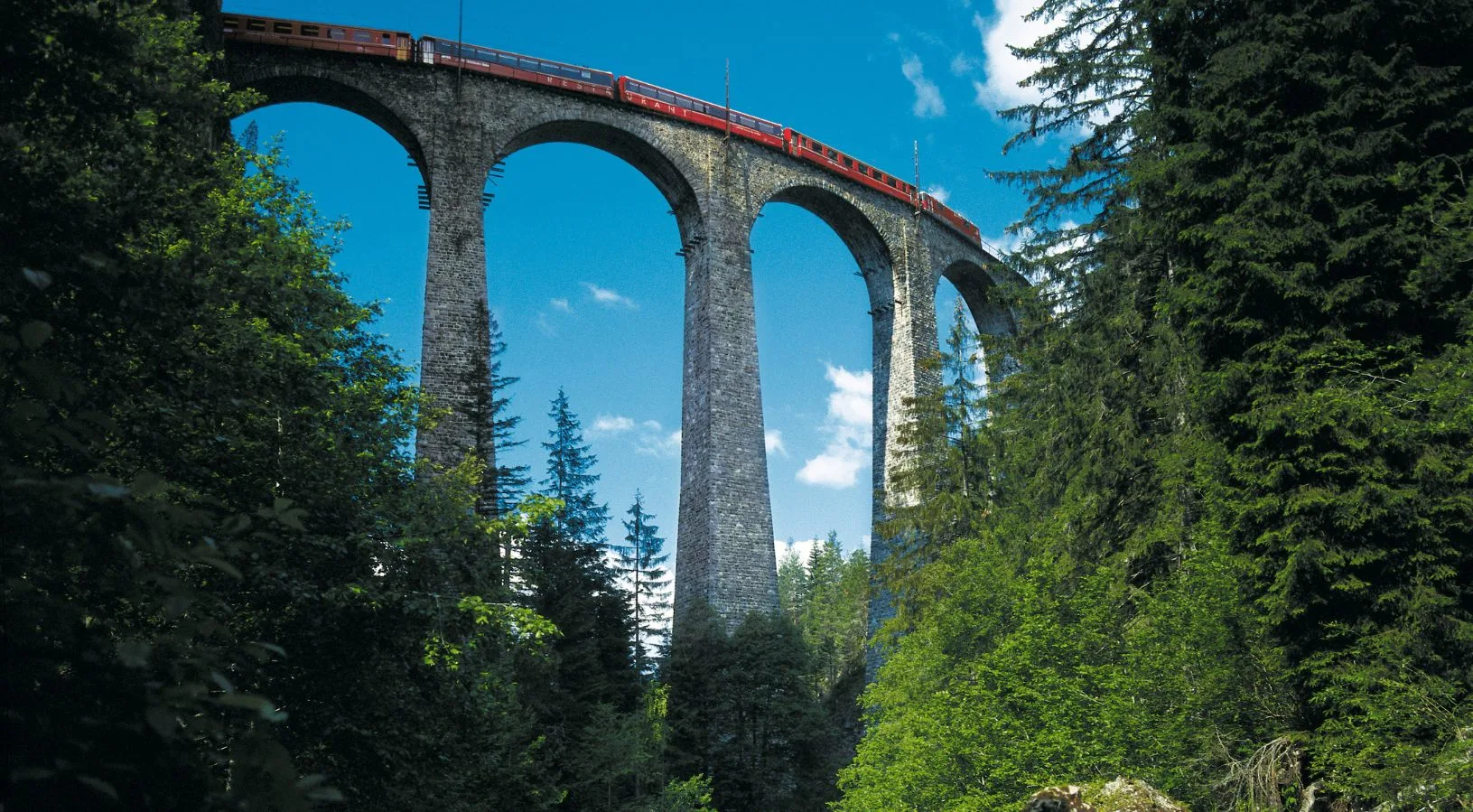Glacier Express 2026: Reservations, Best Side to Sit & Classes